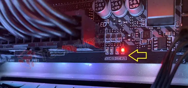 на материнской плате горит белая лампочка cpu